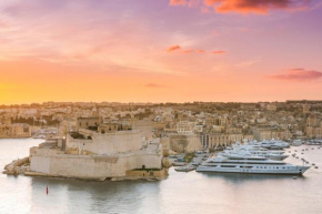 Authentic Maltese Boutique Holiday Home with Rooftop Pool - Moon Townhouse
